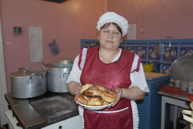 Женщина повар в столовой