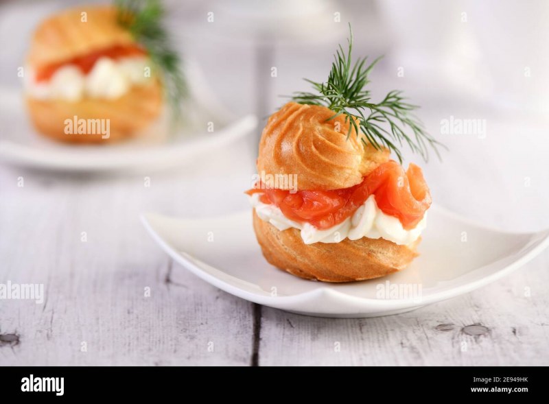 Профитроли с муссом из лосося