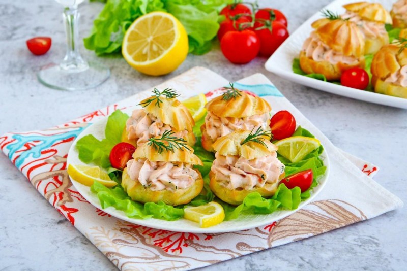 Профитроли с красной рыбой