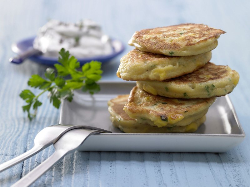 Кабачковые оладьи с сыром и чесноком