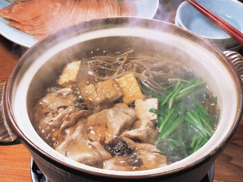 Мясной бульон в кастрюле