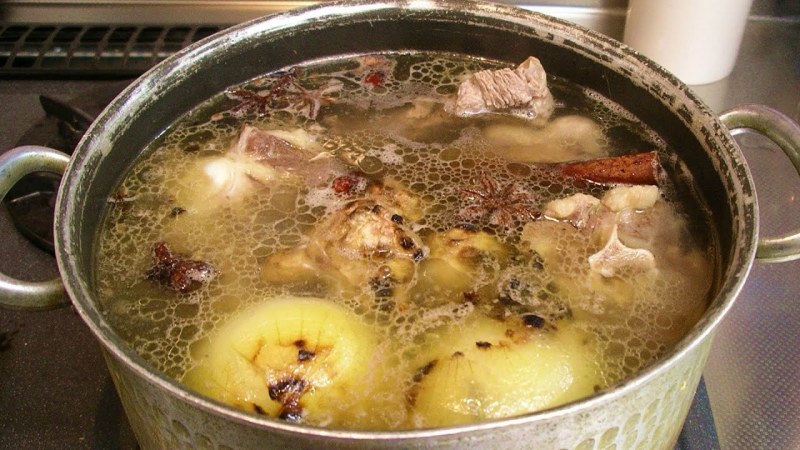 Мясной бульон в кастрюле