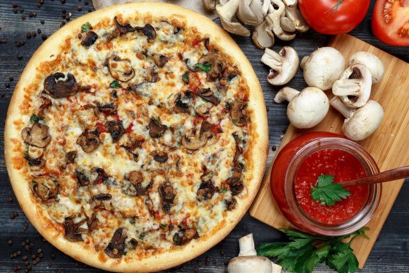 Пицца с курицей и шампиньонами