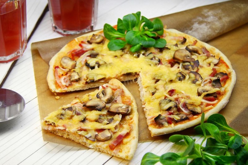 Пицца с ветчиной и салатом