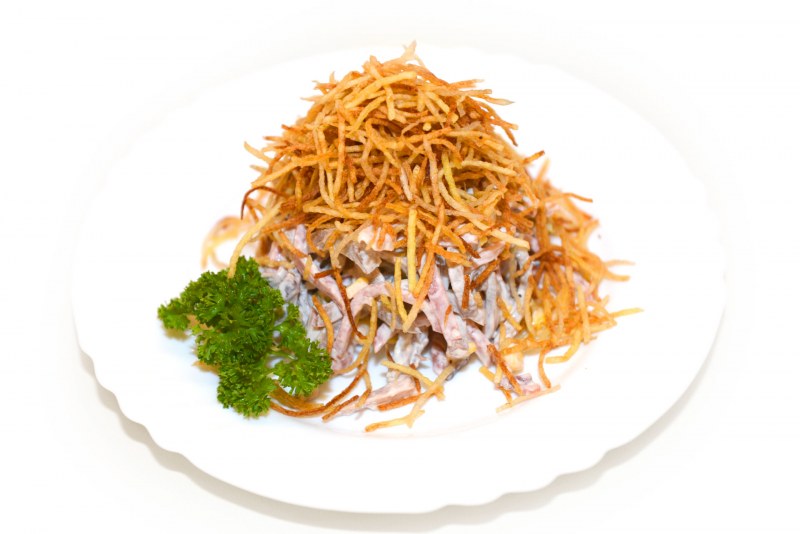 Салат Муравейник с курицей и картофельной соломкой