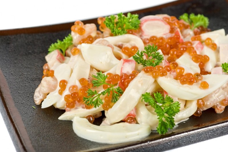Постный салат с кальмаром и крабовыми палочками