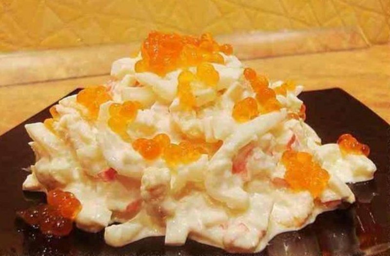 Салат Жемчужина с кальмарами и красной икрой