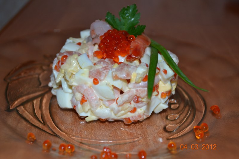 Салат морской Нептун с кальмарами креветками