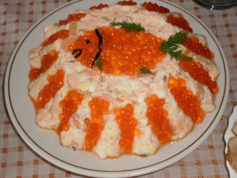 Салат морская Жемчужина с кальмарами