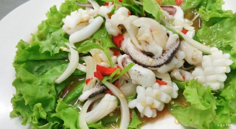 Салат Королевский с кальмарами и красной икрой