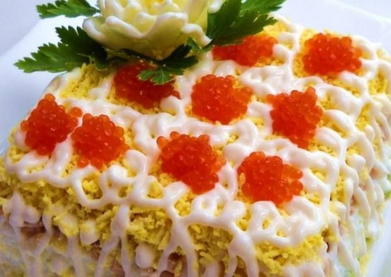 Салат с копченым кальмаром