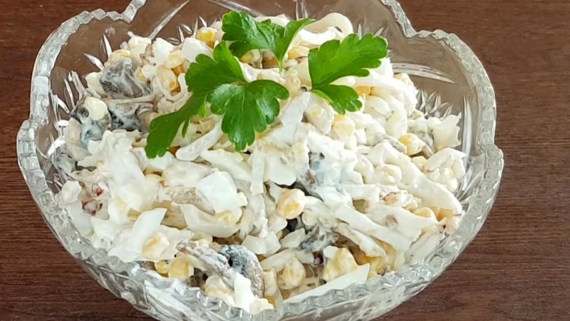 Салат с кальмарами