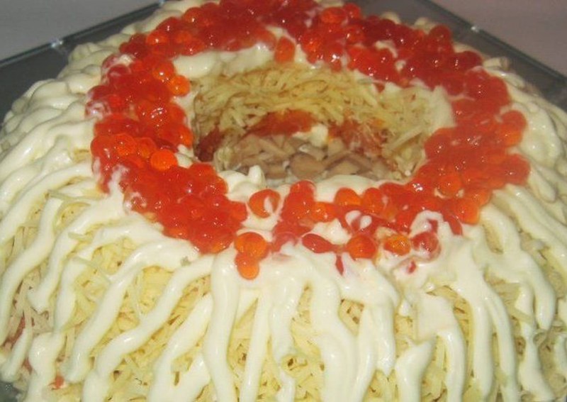 Салат морская Жемчужина с красной икрой
