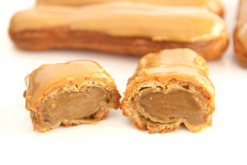 Eclair au Cafe