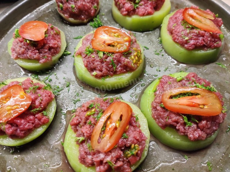 Кабачок с фаршем на сковороде с помидорами и сыром