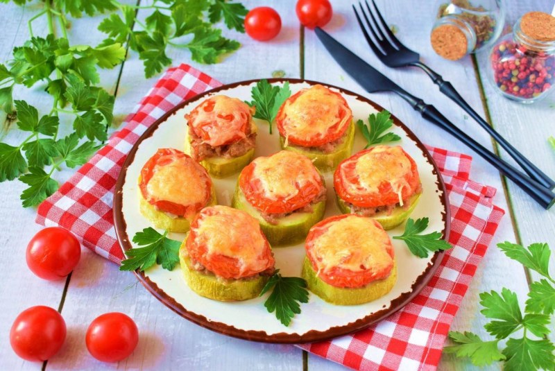 Цукини с фаршем картошкой и помидорами в духовке