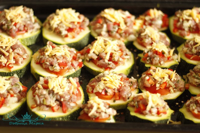 Фаршированные кабачки в духовке с фаршем и сыром