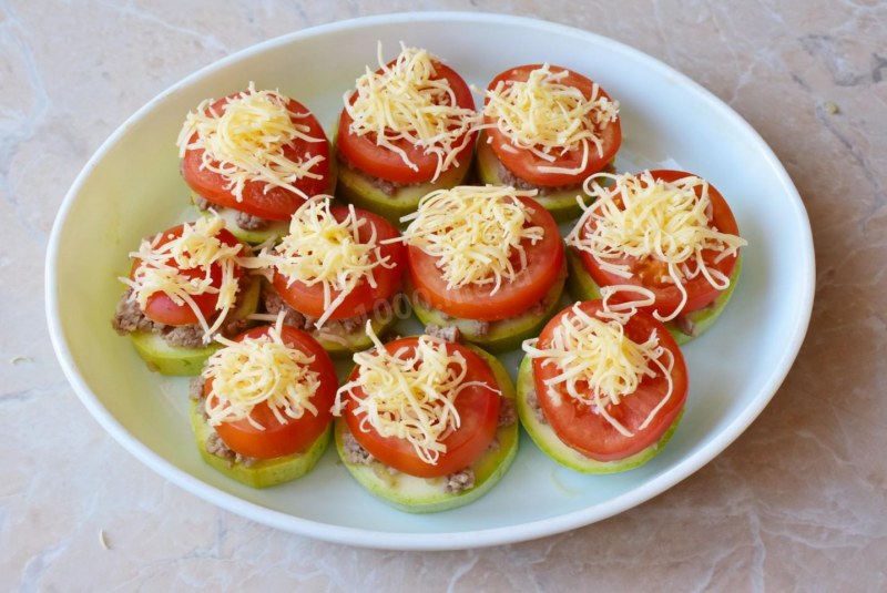 Кабачки запечённые в духовке с помидорами и сыром