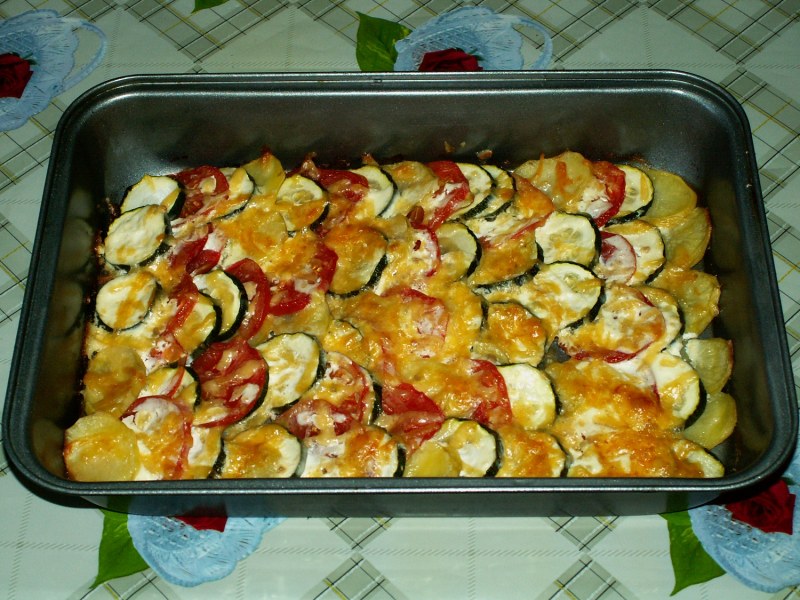 Курица запеченная с кабачками в духовке