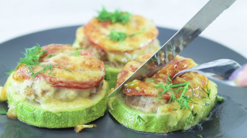 Запеканка из кабачков с курицей и помидорами
