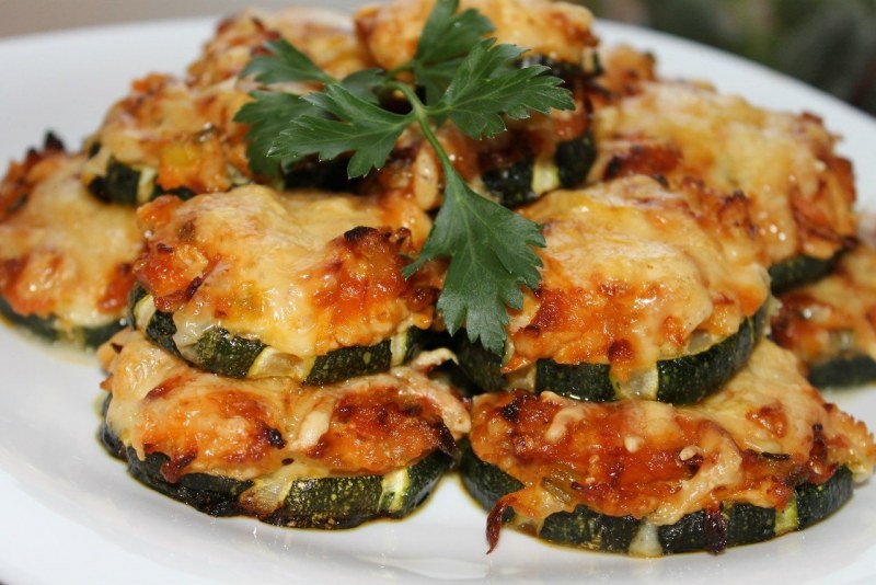 Кабачки с фаршем помидором и сыром
