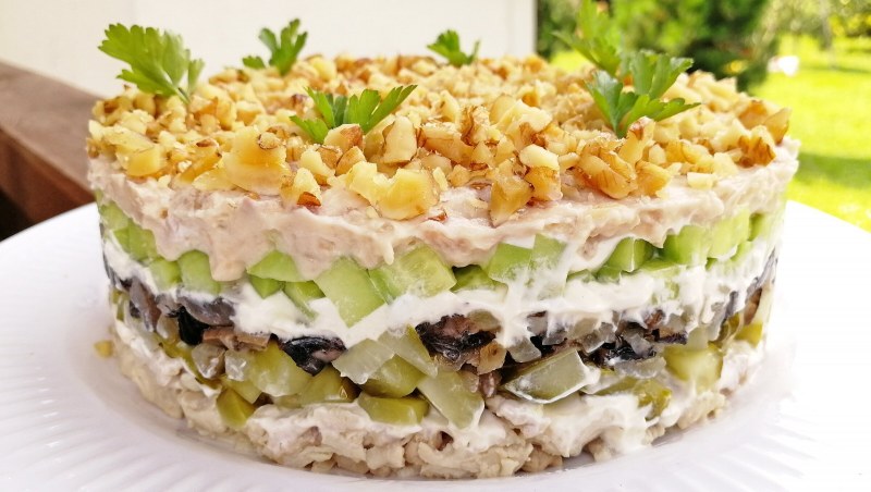 Слоёный салат с курицей и грибами