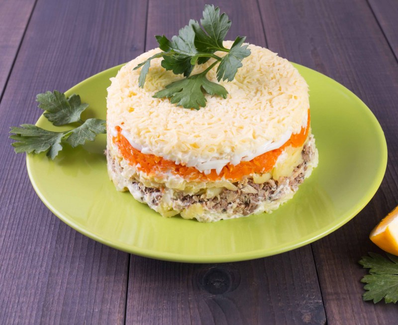 Салат соломка с копченой колбасой и кукурузой