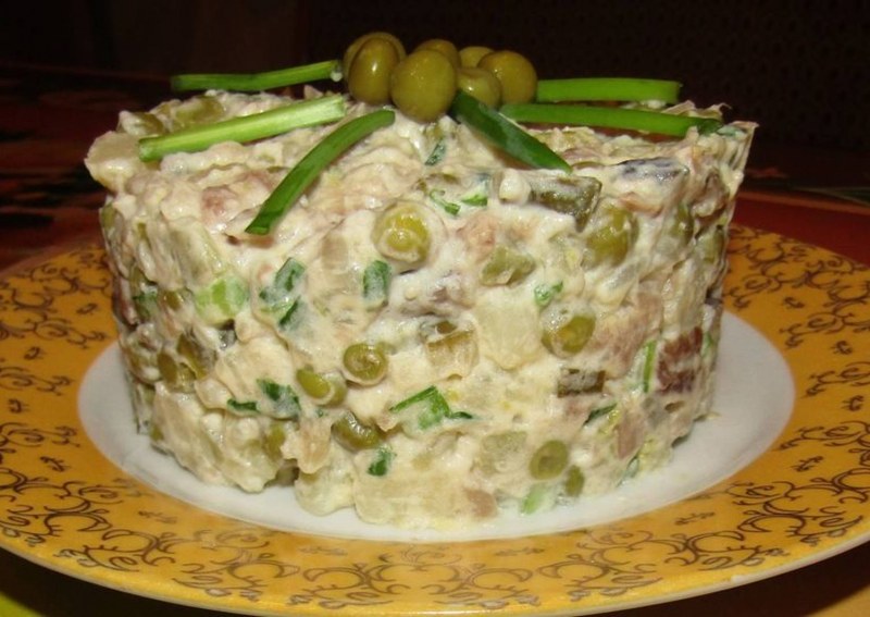 Салат с копченой скумбрией