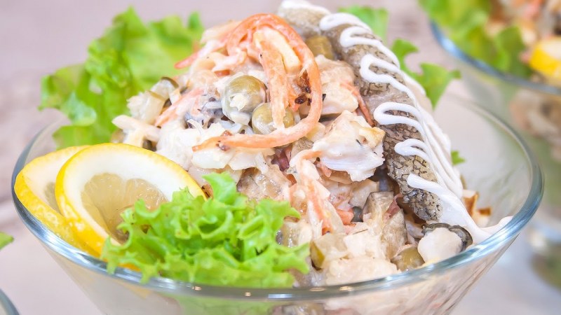 Салат с опятами и копченой курицей