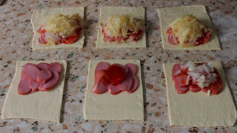 Слойки с сосисками и сыром