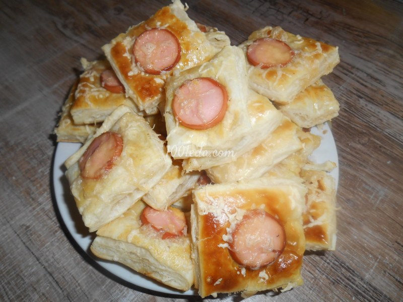 Пирог с сосисками и сыром из слоеного