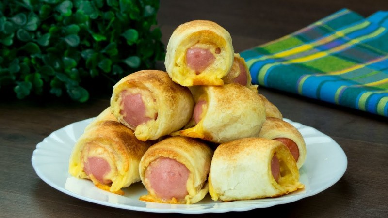 Слойки с сосисками и сыром