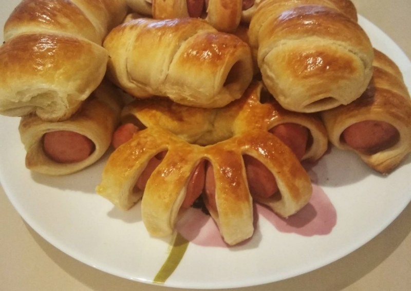 Сосиски в слоёном тесте в духовке