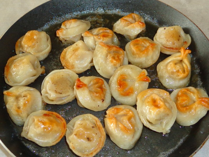 Пельмени жареные на сковороде с сыром
