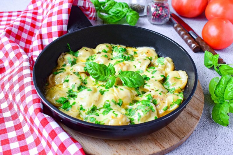 Пельмени с сырным соусом