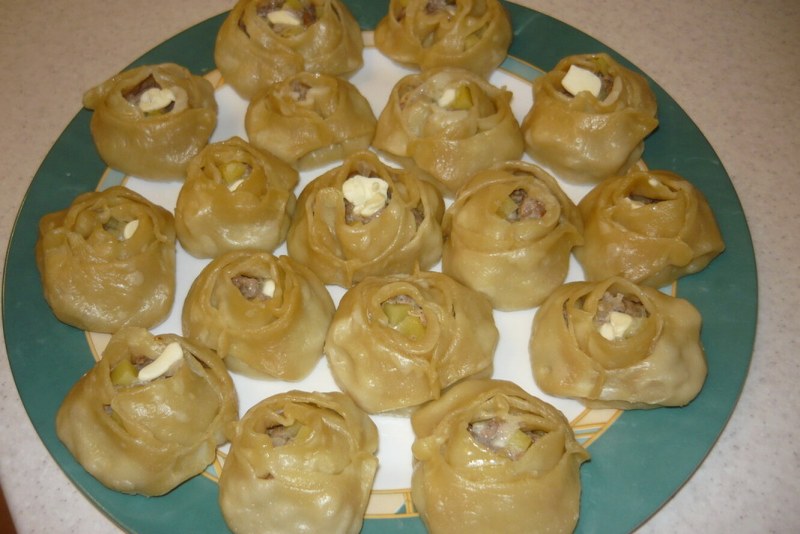 Манты отварные на тарелочке