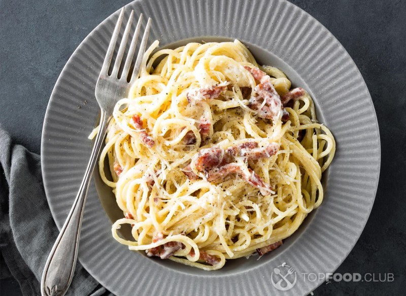 Карбонара с беконом и сливками и сыром