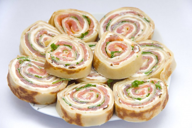 Блинный рулет с семгой и сливочным сыром