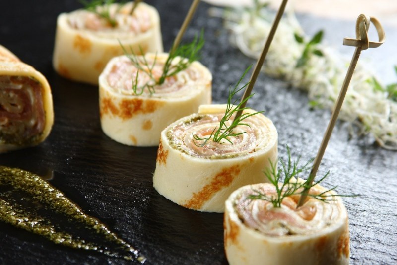 Блинные рулетики с красной рыбой