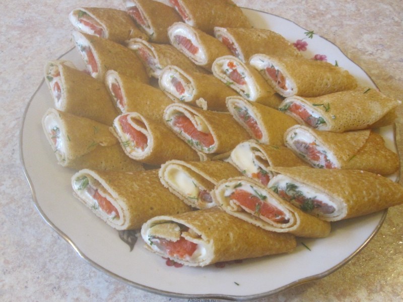 Блинные рулетики с семгой и творожным сыром