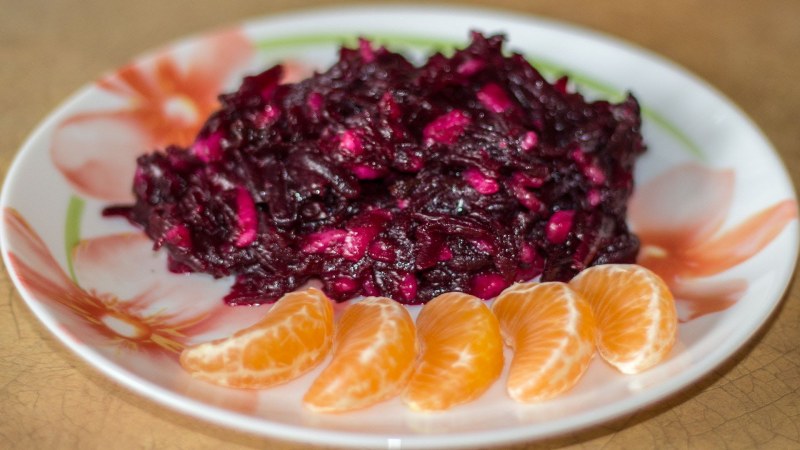 Салат из свеклы с сухофруктами