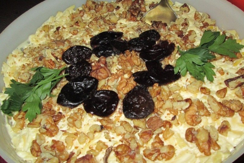 Салат со свеклой и орехами