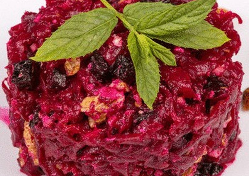Салат из свёклы с черносливом и грецким