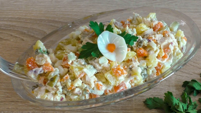 Салат нежность с черносливом и грецкими орехами и курицей и сыром