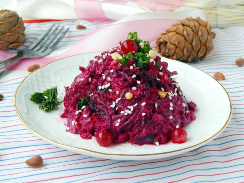 Салат свекла с черносливом и грецким орехом