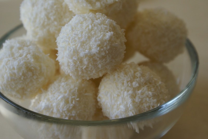 Финиковые конфеты с кокосовой стружкой