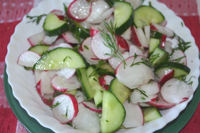 Салат с огурцом и капустой и редисом