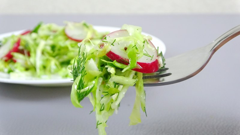 Салат с редиской капустой и сметаной