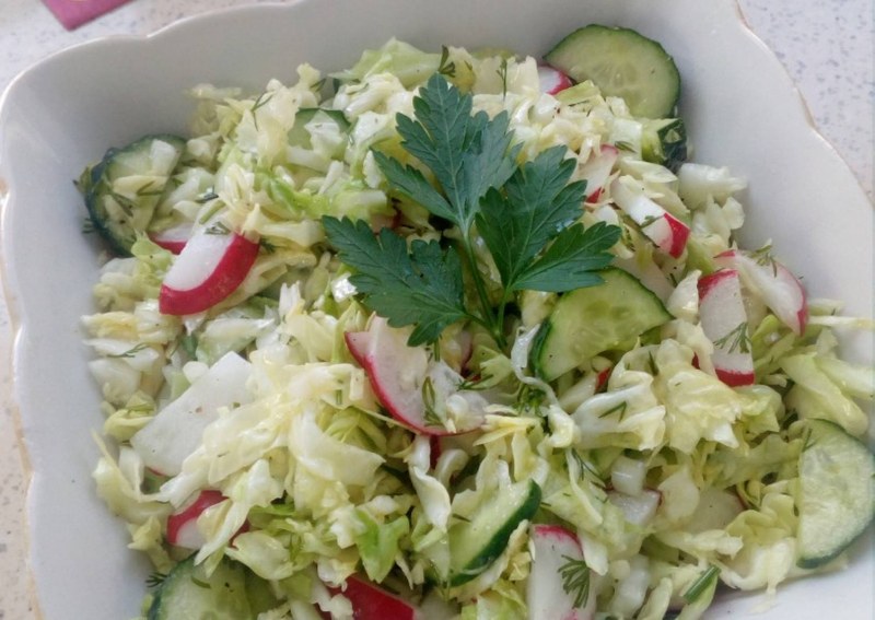 Салат с редиской и капустой