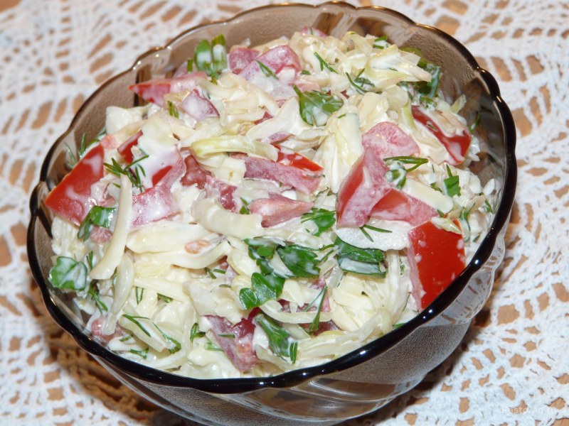 Салат с редиской и огурцом и яйцом